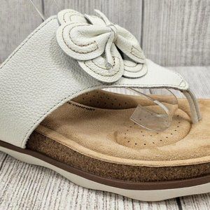 Clarks Women's Brynn Style Sandal Size 9 M White Leather Thong Slide Flower NEW